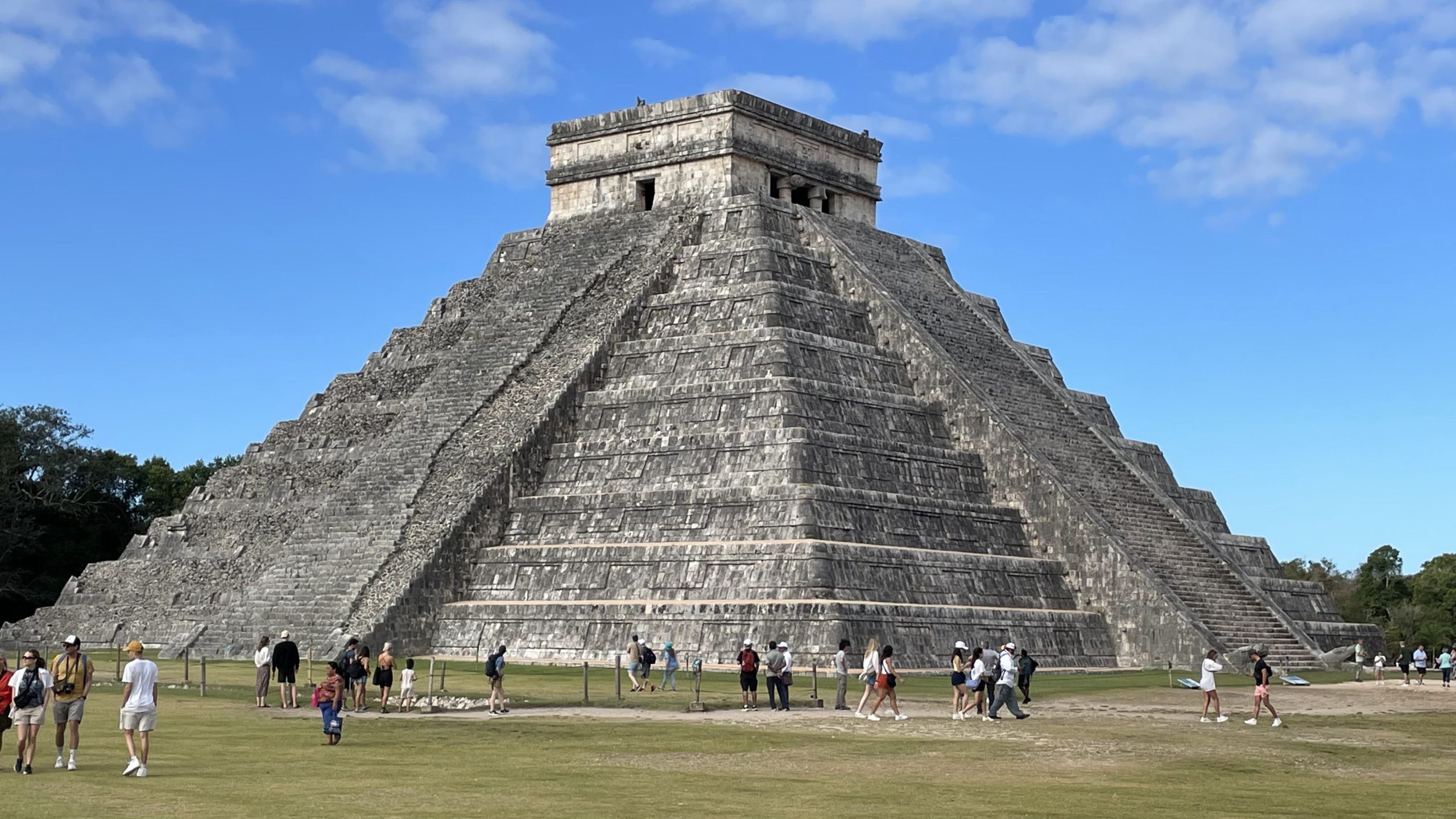 chichen-itza-el-castillo-maya-piramide-yucatan-mexico